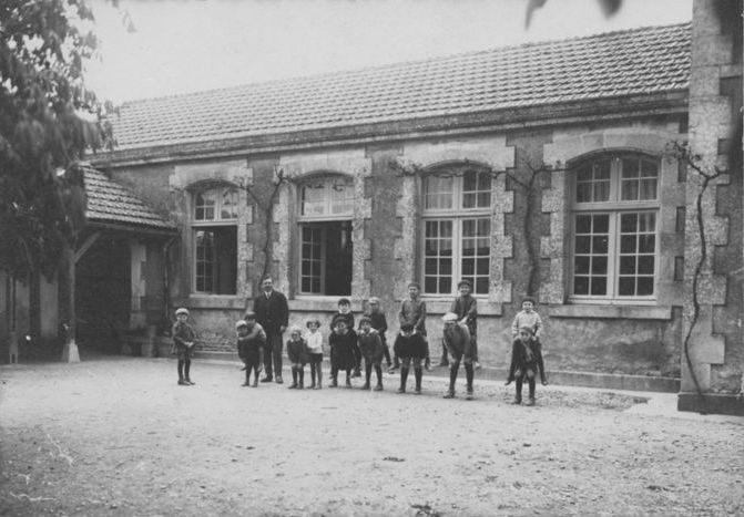 Mairie et école primaire de Sainte-Christine, actuellement salle des fêtes, 24 rue du Champ-de-la-Ville