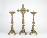Ensemble d'une croix d'autel et de 2 chandeliers d'autel