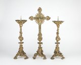 Ensemble d'une croix d'autel et de 2 chandeliers d'autel