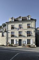 Hôtel de voyageurs des Trois Pigeons, puis maison, puis mairie et école de garçons, actuellement mairie, Montsoreau