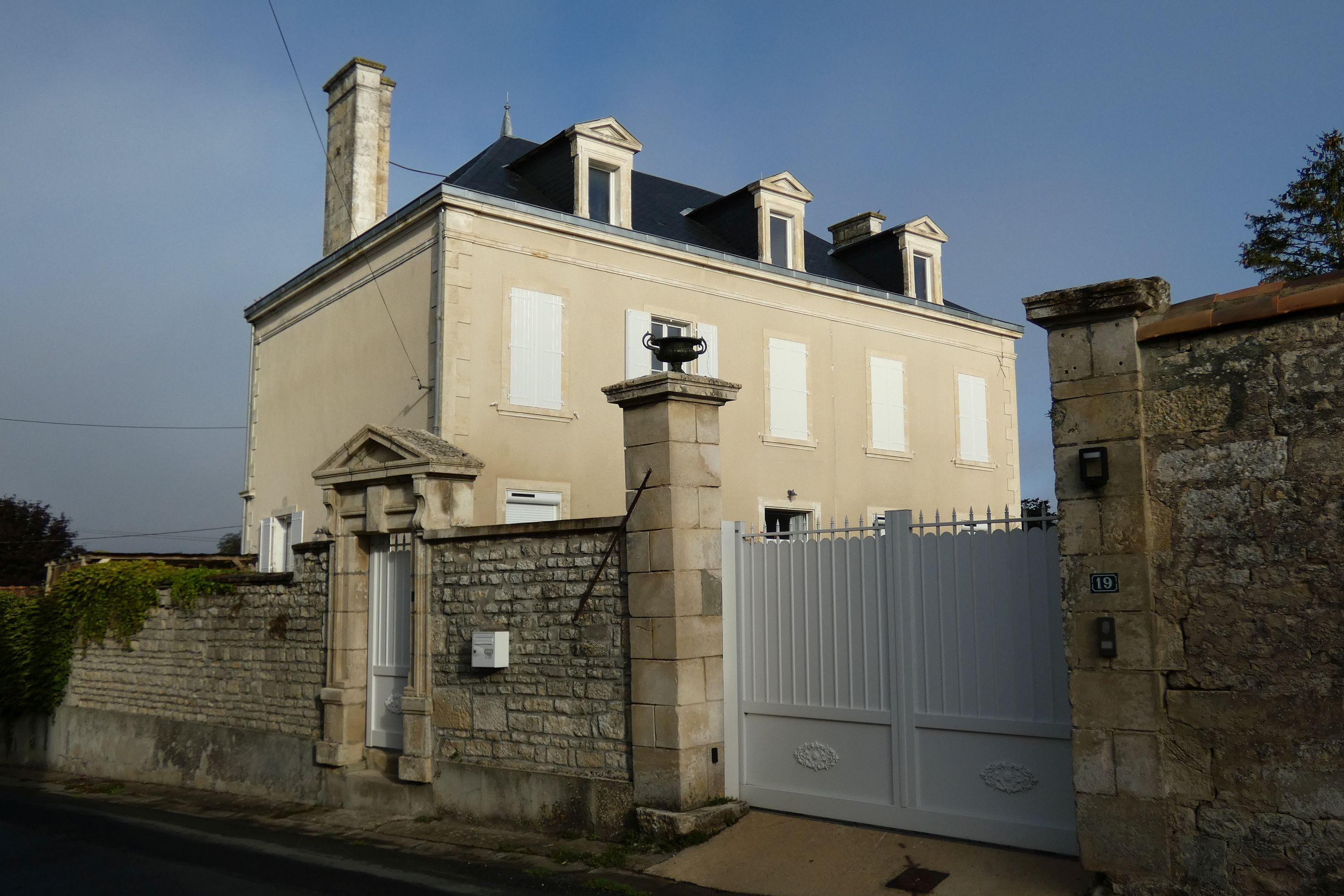 Presbytère puis école primaire publique de filles, actuellement maison et centre socio-culturel