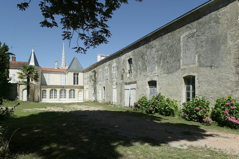 Hôtel Gourdeau Saint-Cyr, puis Jaud, 28-32 rue du Port