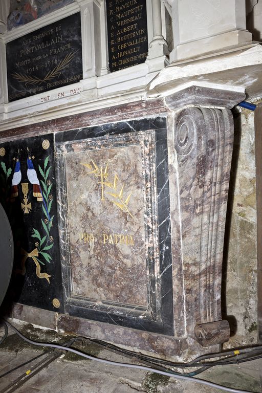 Monument aux morts, église paroissiale Saint-Pierre et Saint-Paul de Pontvallain