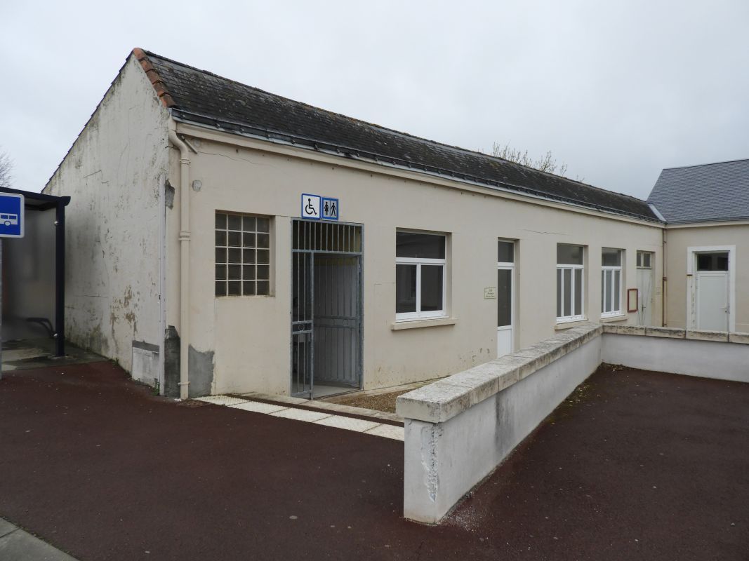 Ecole primaire publique de garçons et mairie puis bureau de poste, actuellement salle des fêtes, salle de musique et charcuterie