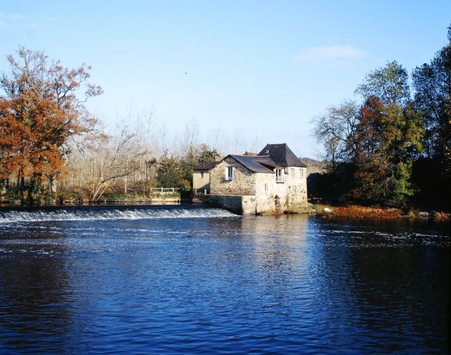 Moulin à farine, puis moulin à huile, puis de nouveau moulin à farine, dit Moulin de Mirwault ou de la Chesnaye, actuellement maison
