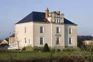 Maison du Perray, puis presbytère, puis mairie, bibliothèque et garderie d'enfants, 12 route du Mans, 1 route de la Bazouge