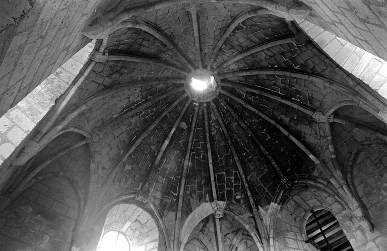 Chapelle funéraire, lanterne des morts, dite chapelle Sainte-Catherine, Fontevraud-l'Abbaye