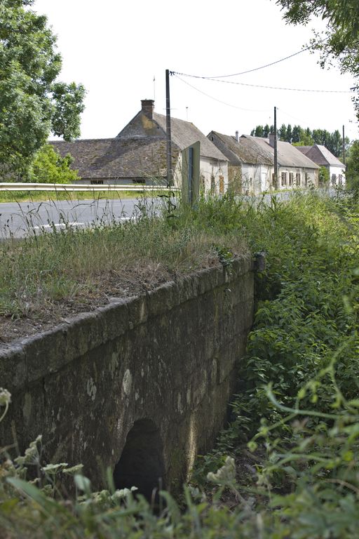 La traversée du canton de Bonnétable par la voie antique du Mans à Evreux, puis Grand Chemin mansais vers Rouen, puis route royale du Mans à Paris, puis R.N. 138 bis du Mans à Mortagne au Perche, actuellement R.D. 301.