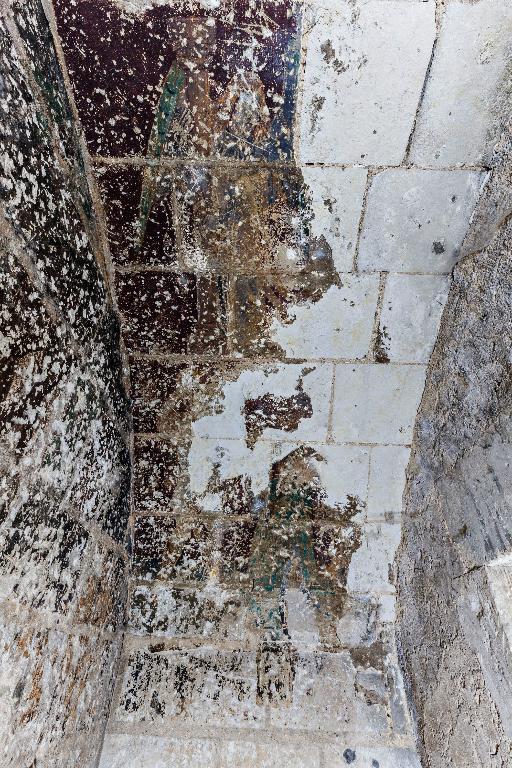 Peinture murale de l'enfeu adossé au choeur de l'église Saint-Martin de Luché, à Luché-Pringé : Jugement dernier, anges porteurs des instruments de la Passion, assemblée de saints