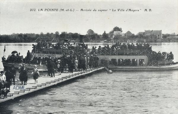 Arrivée du vapeur "La Ville d'Angers" à la Pointe.