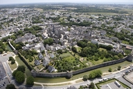 Vue aérienne de la ville intra-muros et de l'arrière-pays.