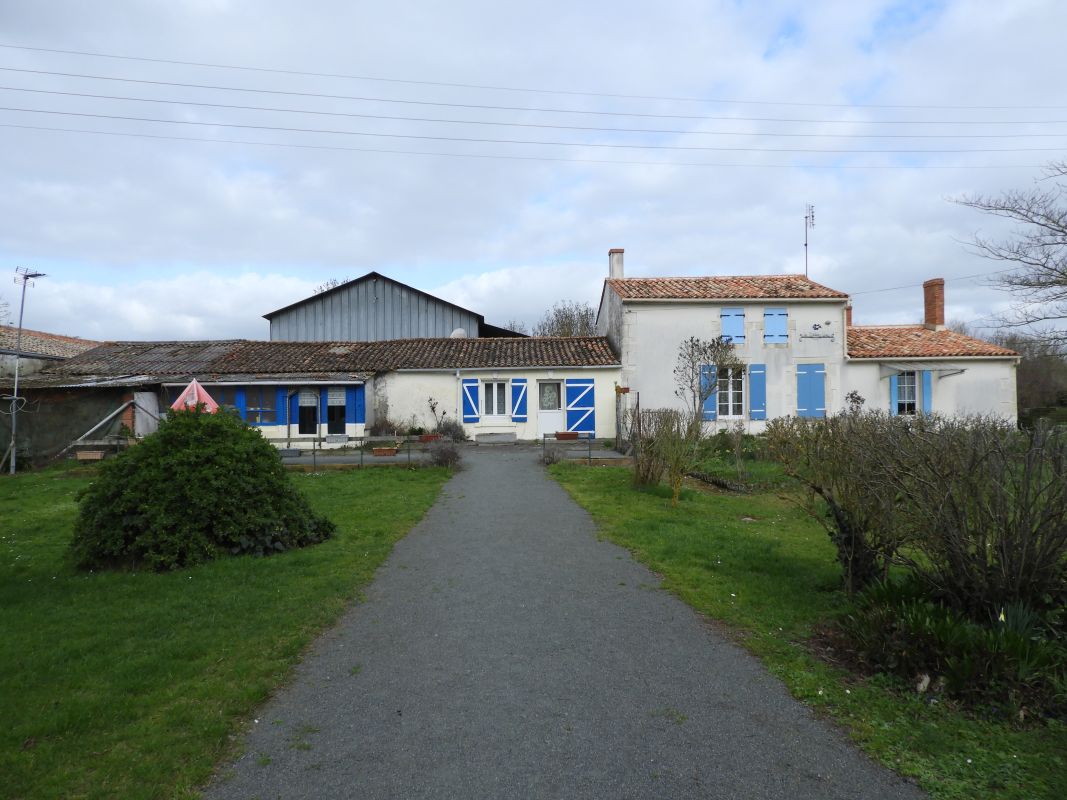 Café dit le Poisson bleu, actuellement maison