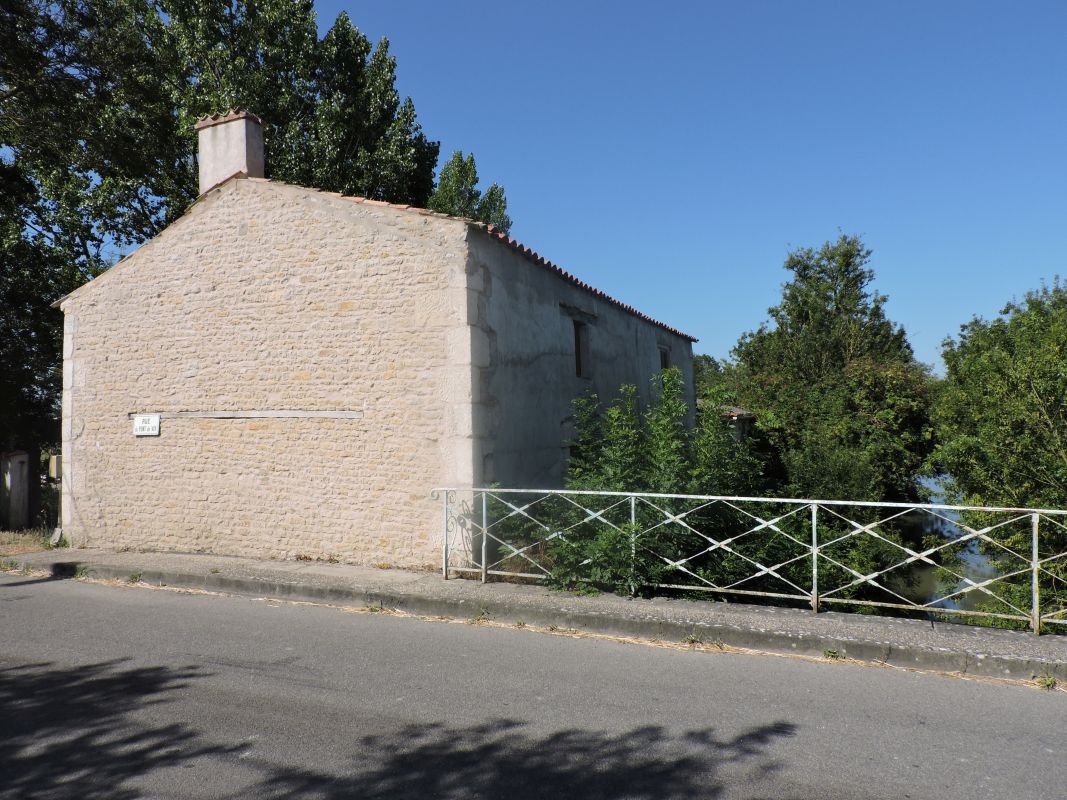 Maison ou hutte ; le Pont de Vix, 18 rue du Pont de Vix