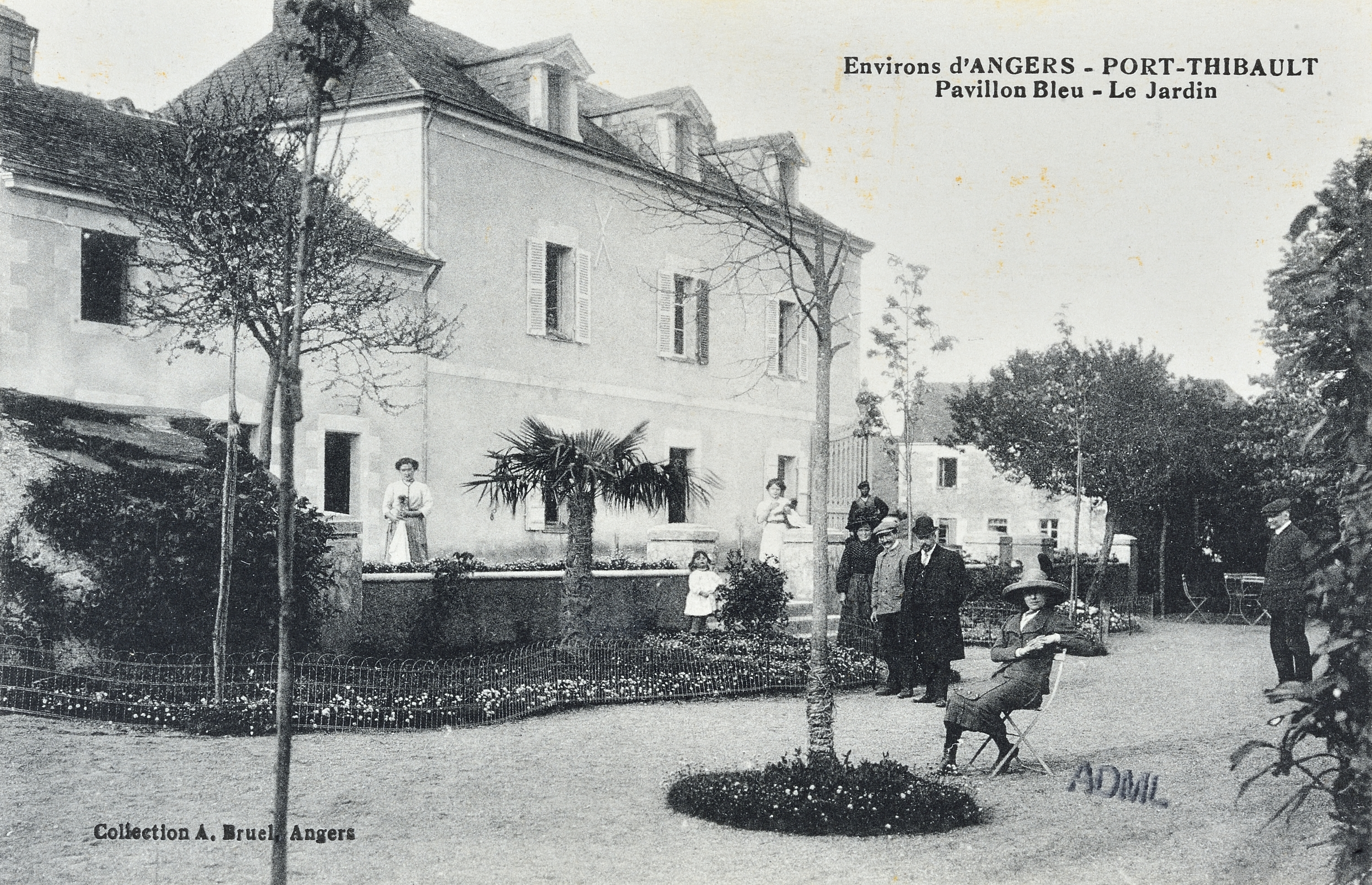 L'hôtel-restaurant Le Pavillon bleu à Sainte-Gemmes-sur-Loire. (AD Maine-et-Loire ; 6 Fi 4243).