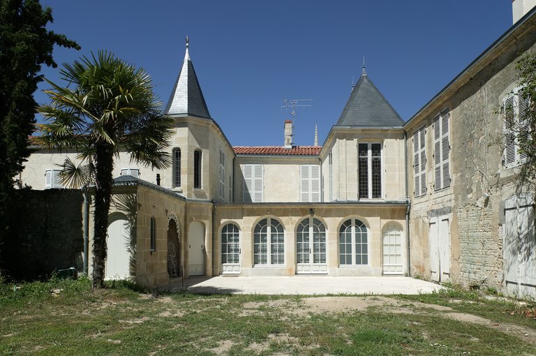 Hôtel Gourdeau Saint-Cyr, puis Jaud, 28-32 rue du Port