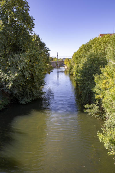 Le canal et l'écluse du port du Mans