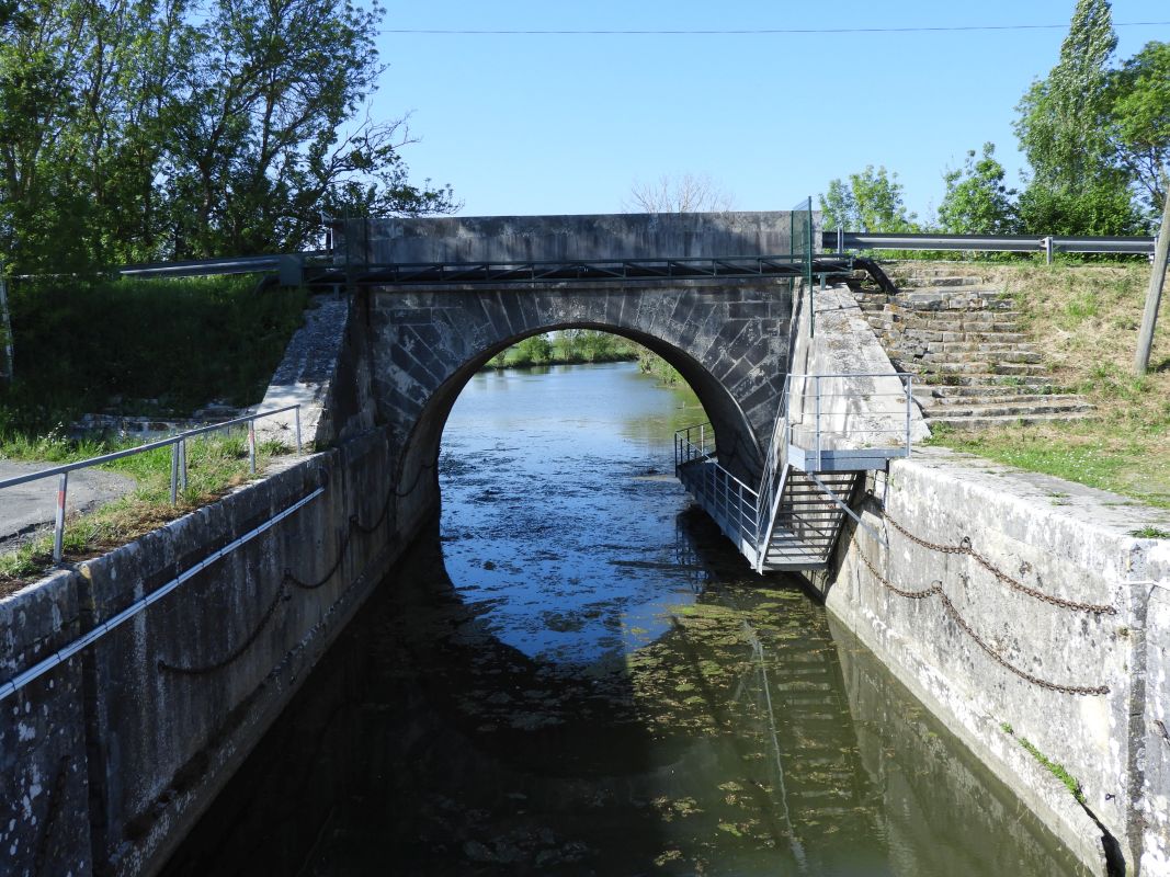 Aqueduc et écluse du Gouffre ; Route de La Rochelle