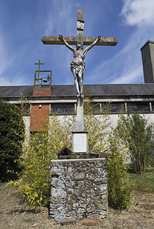 Croix monumentale du couvent des sœurs franciscaines Servantes de Marie