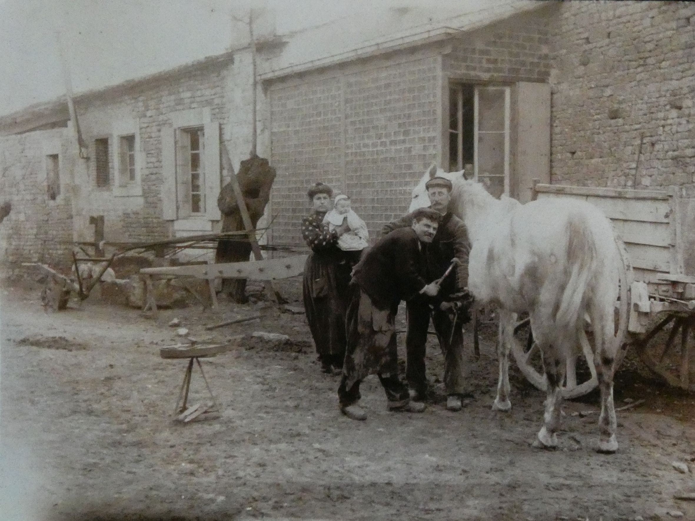 Ferme, forge, actuellement maisons, 32 et 34 route de Benet