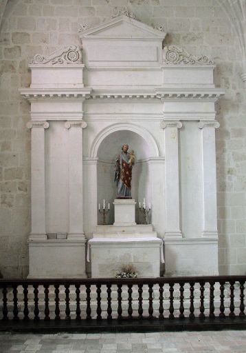 2 autels secondaires : de la Vierge et de saint Joseph, 2 retables