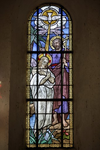 Ensemble de 3 verrières historiées : apparitions de la Vierge à Pontmain et à Lourdes, baptême du Christ (baies 9, 10 et 13) - Église paroissiale Saint-Aubin, Vautorte