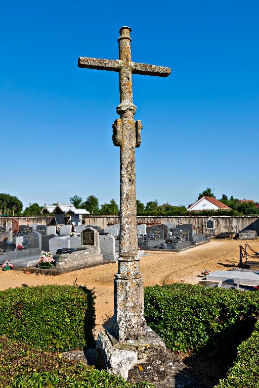 Croix de chemin puis croix du cimetière de Saint-Georges-du-Rosay