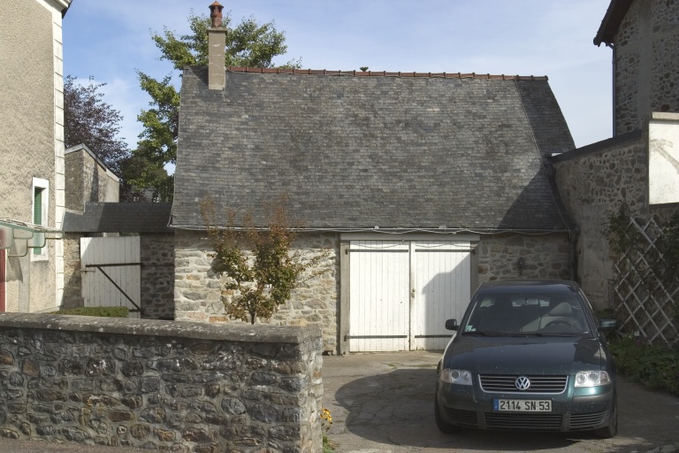 Maison, actuellement resserre, 2 rue du Canal, 1ère maison