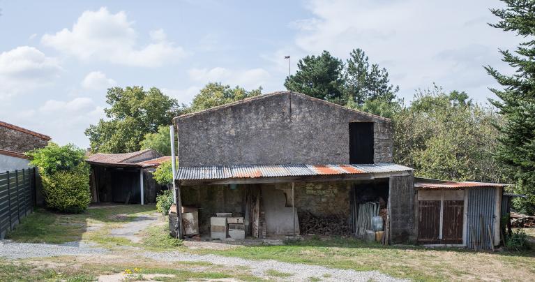 Îlot d'habitations et dépendances implantés sur l'espace commun. La Pépière, Maisdon-sur-Sèvre.