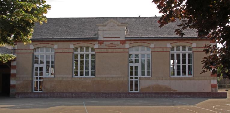 Maison ; école de filles, actuellement école mixte communale