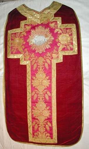 Ornement rouge n° 2 : chasuble, étole