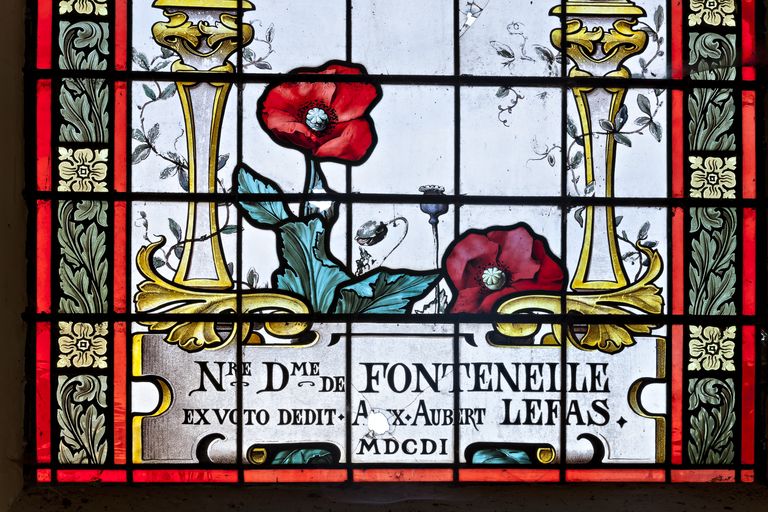 Verrière : ex-voto à Notre-Dame-de-Fontenelle (baie 1) - Manoir de Fontenelle, Laigné