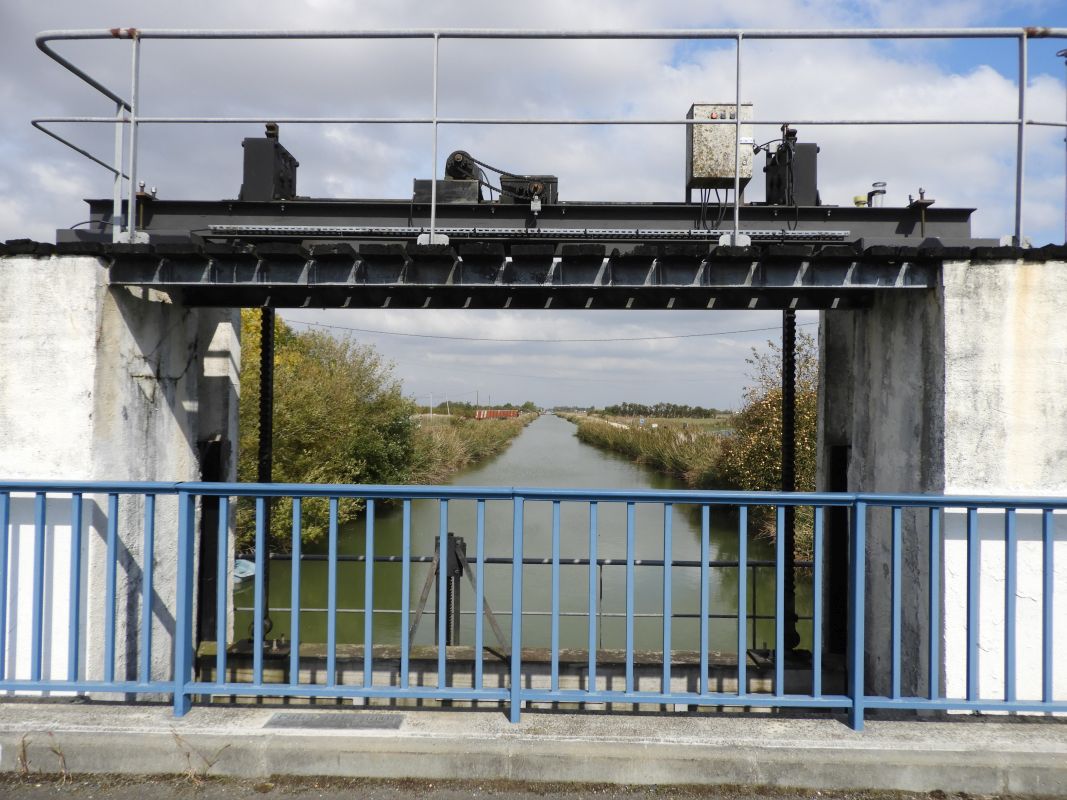 Porte du canal du Clain ou des Grands Greniers, maison de garde