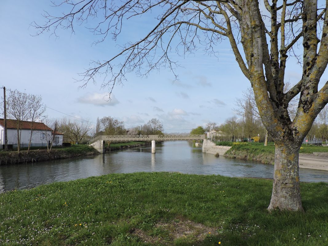 Hameau et site d'écluse de Bazoin