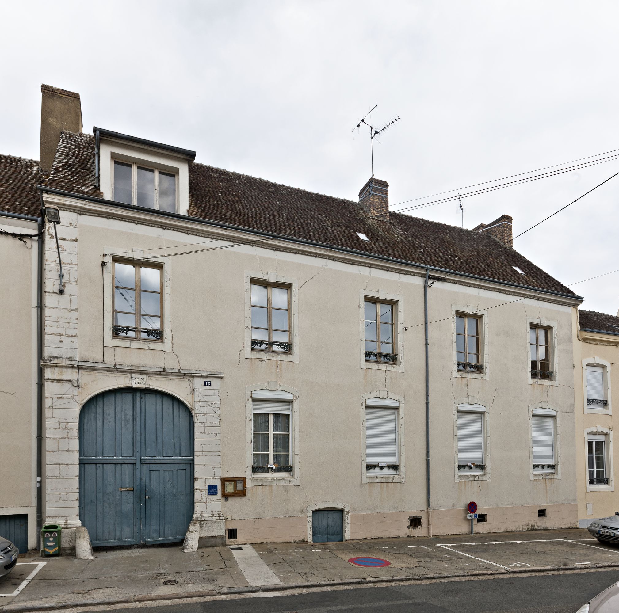 Maison puis école primaire publique, actuellement centre de loisirs et espace associatif, 13, rue Saint-Nicolas, Bonnétable.