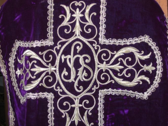 Ornement violet n° 3 : chasuble, étole, bourse de corporal, manipule, voile de calice