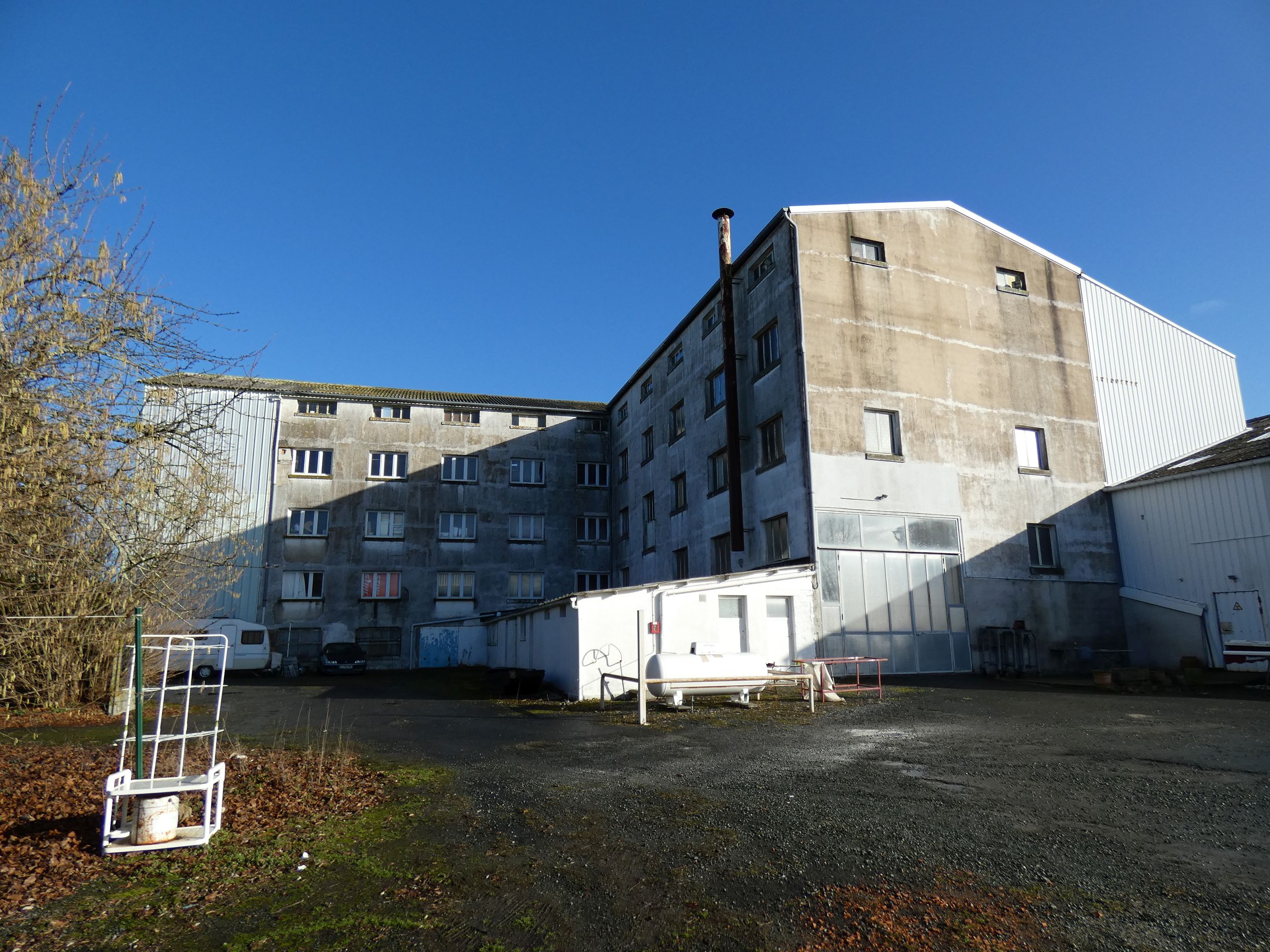 Moulin de la Petite Bernegoue, puis minoterie dite le Moulin Maret, actuellement site artisanal, route de Maillé, 9 Bois-Charrie