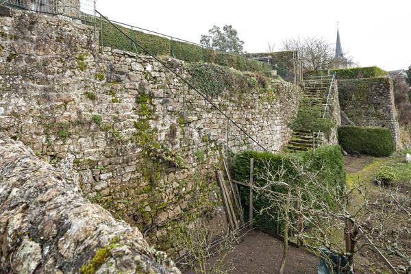Flanc sud du bourg, murs des jardins surmontant le Lassay, sous la maison du 20 place du 8-Mai-1945.