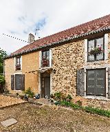 Grange aux dîmes puis école libre puis école primaire publique de filles, actuellement maison.