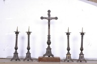 Garniture d'autel : 1 croix d'autel et 4 chandeliers d'autel - Chapelle du prieuré Notre-Dame-de-la-Mancellière, Saint-Jean-sur-Erve