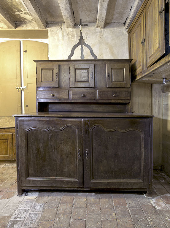 Meuble de sacristie : chasublier-armoire de confrérie - Église paroissiale Saint-Léger, Saint-Léger