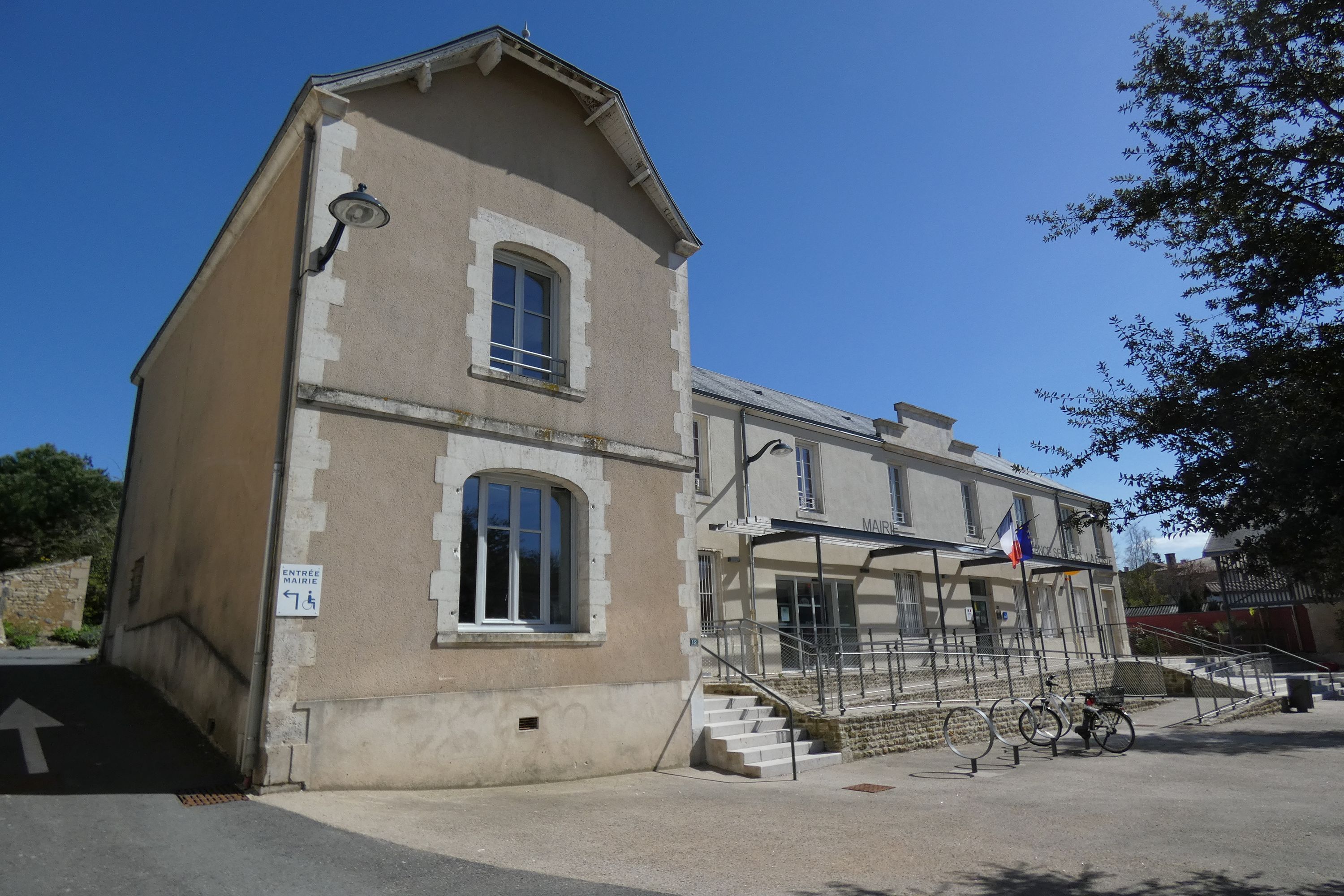 Ecole primaire publique de garçons puis bureau de poste, actuellement mairie