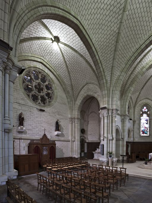 Monument aux morts, église paroissiale Saint-Hilaire de Montilliers