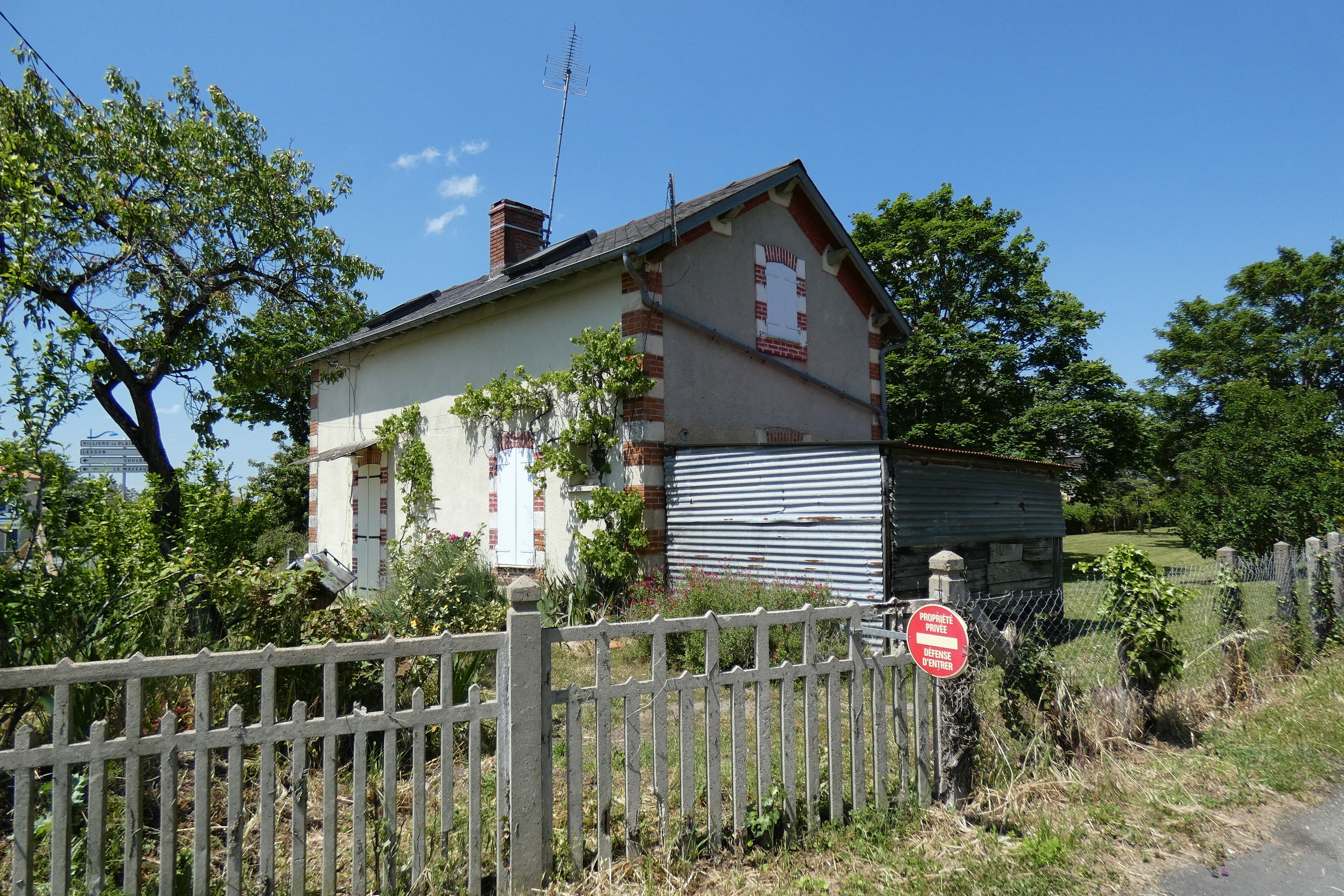 Gare de Benet, actuellement maison, maison de garde-barrière et halle aux marchandises