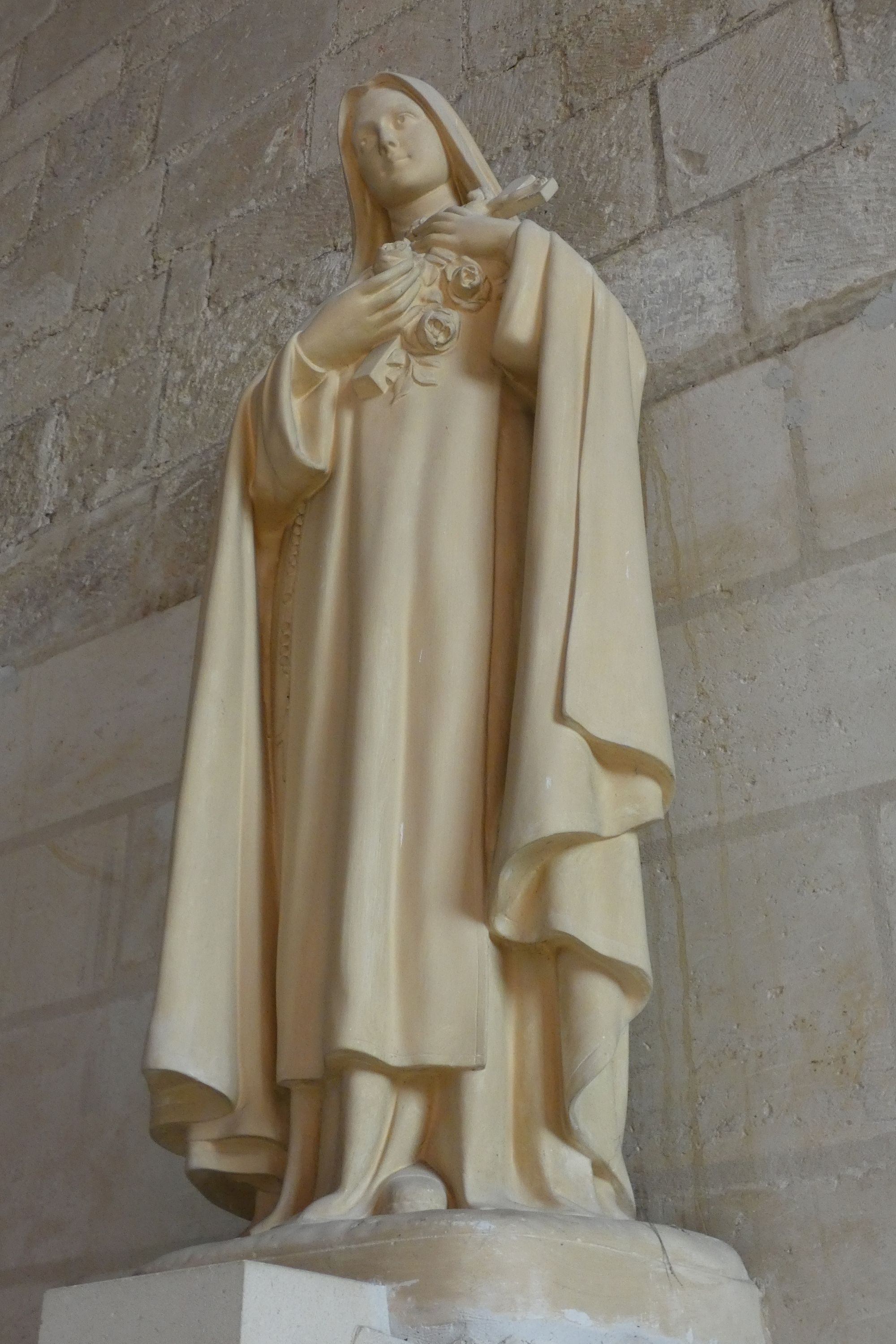 Autel et statue de sainte Thérèse de Lisieux