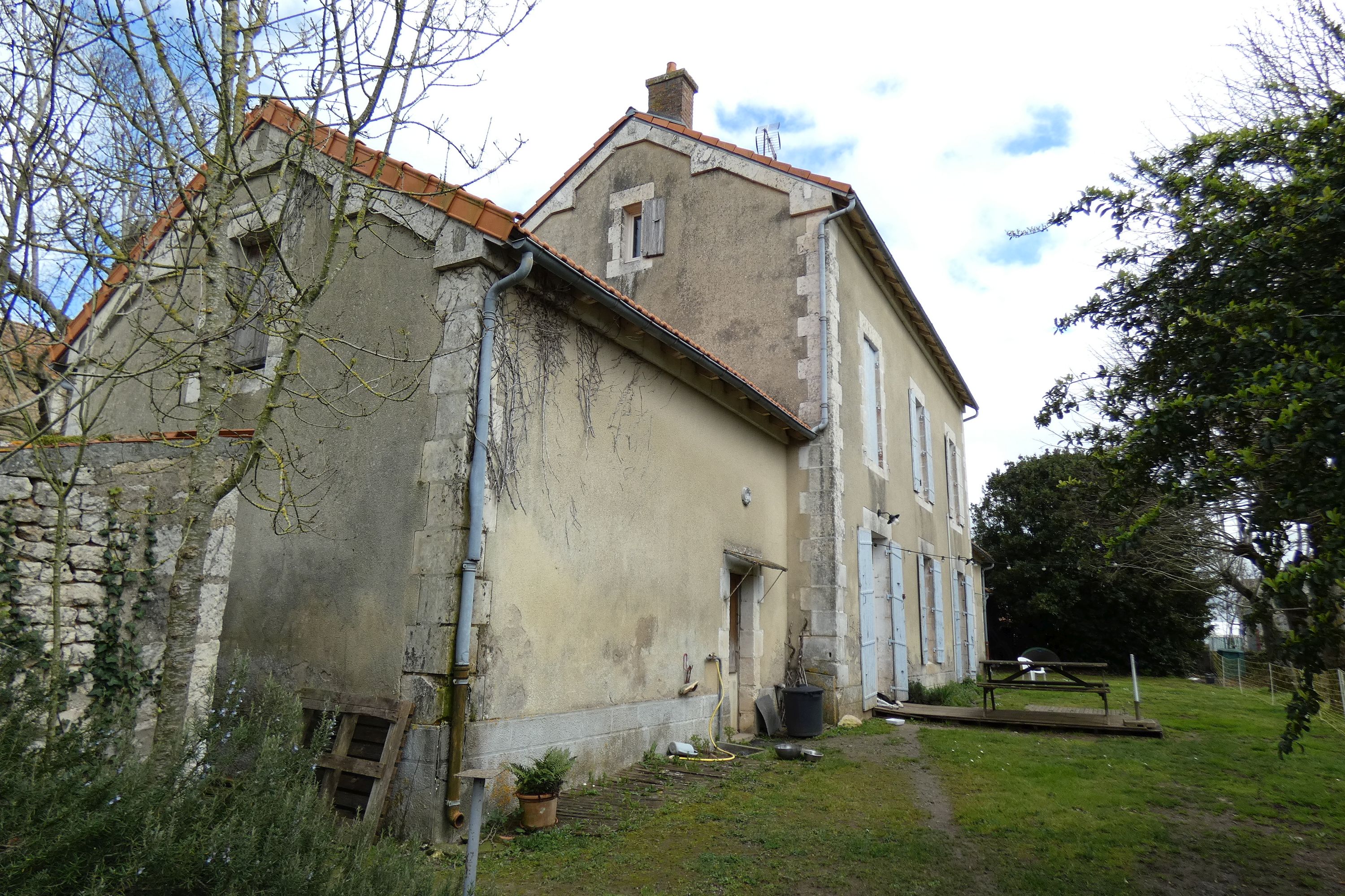 Presbytère puis mairie et bureau de poste de Sainte-Christine, actuellement maison, place Gabriel-Delaunay
