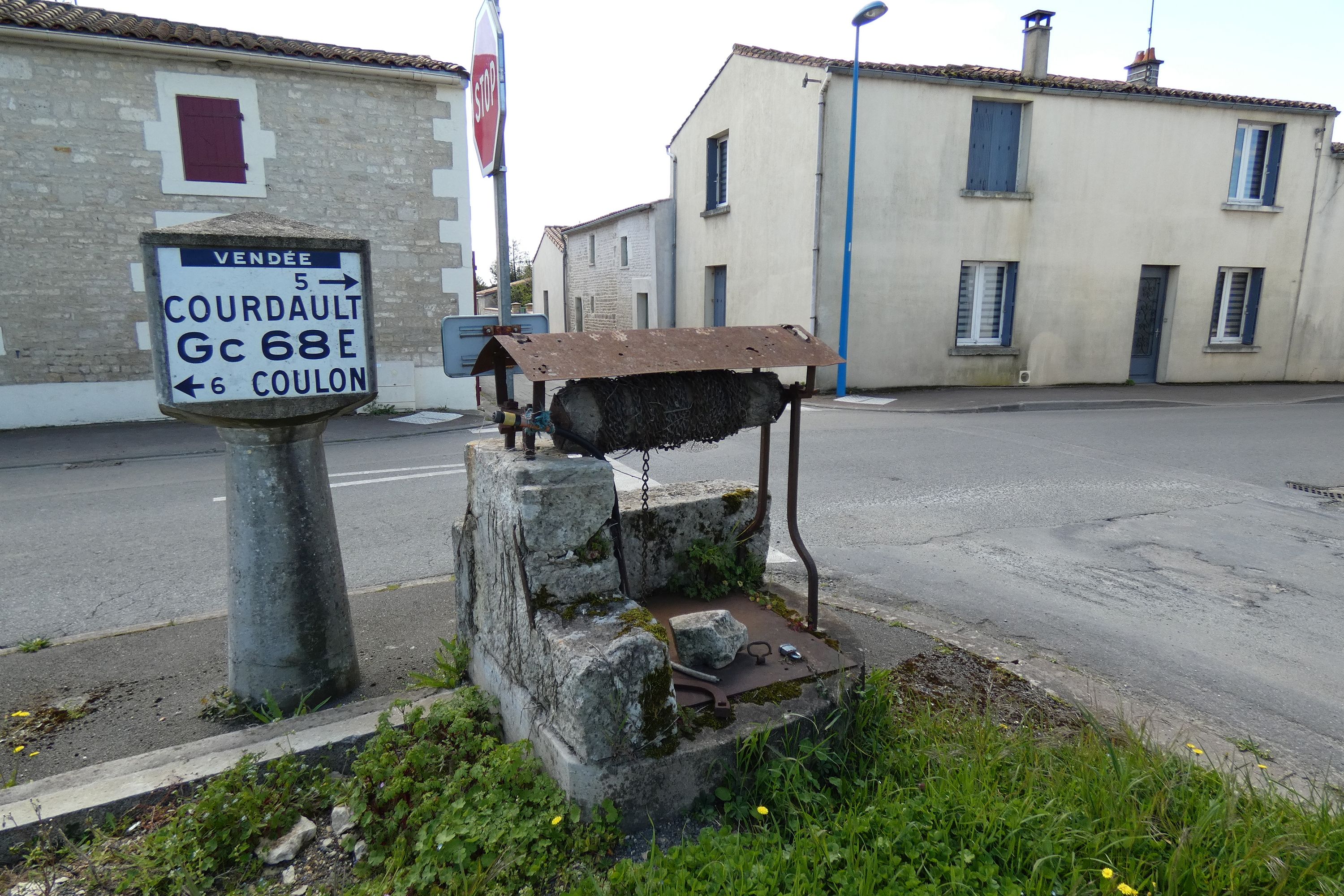 Puits commun, route de Bouillé