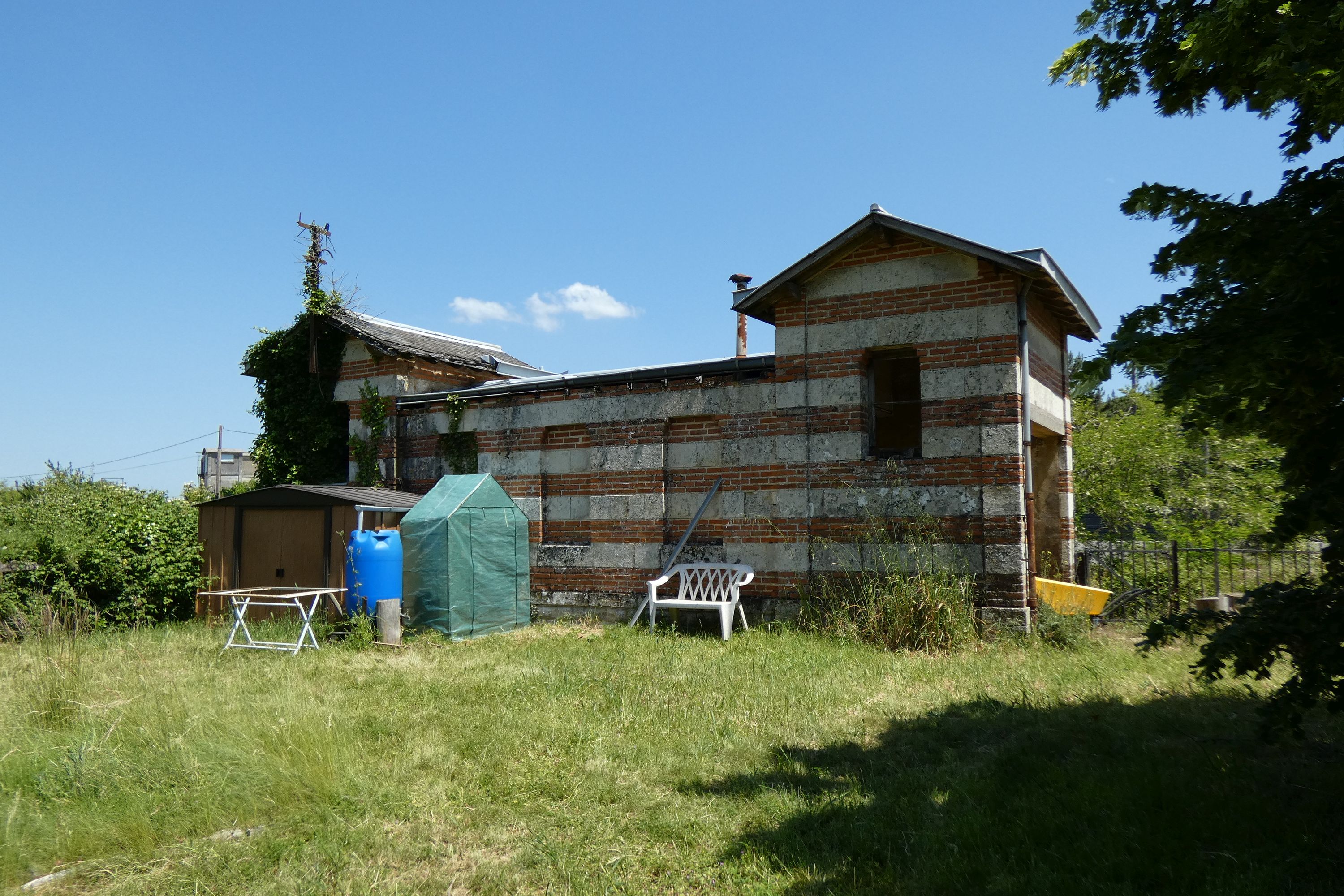 Gare de Benet, actuellement maison, maison de garde-barrière et halle aux marchandises