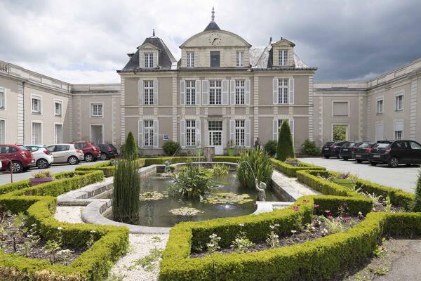 Château de Sainte-Gemmes, puis asile d'aliénés actuellement hôpital psychiatrique dit Centre de Santé Mental Angevin (CESAME)