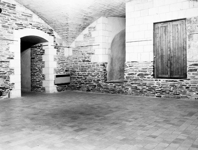 Abbaye de bénédictins puis de mauristes, dite abbaye Saint-Aubin, actuellement hôtel du Département et préfecture de Maine-et-Loire