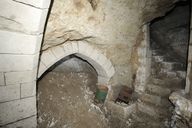 Second sous-sol, entrée de la cave latérale sud (à gauche) : arc brisé chanfreiné.